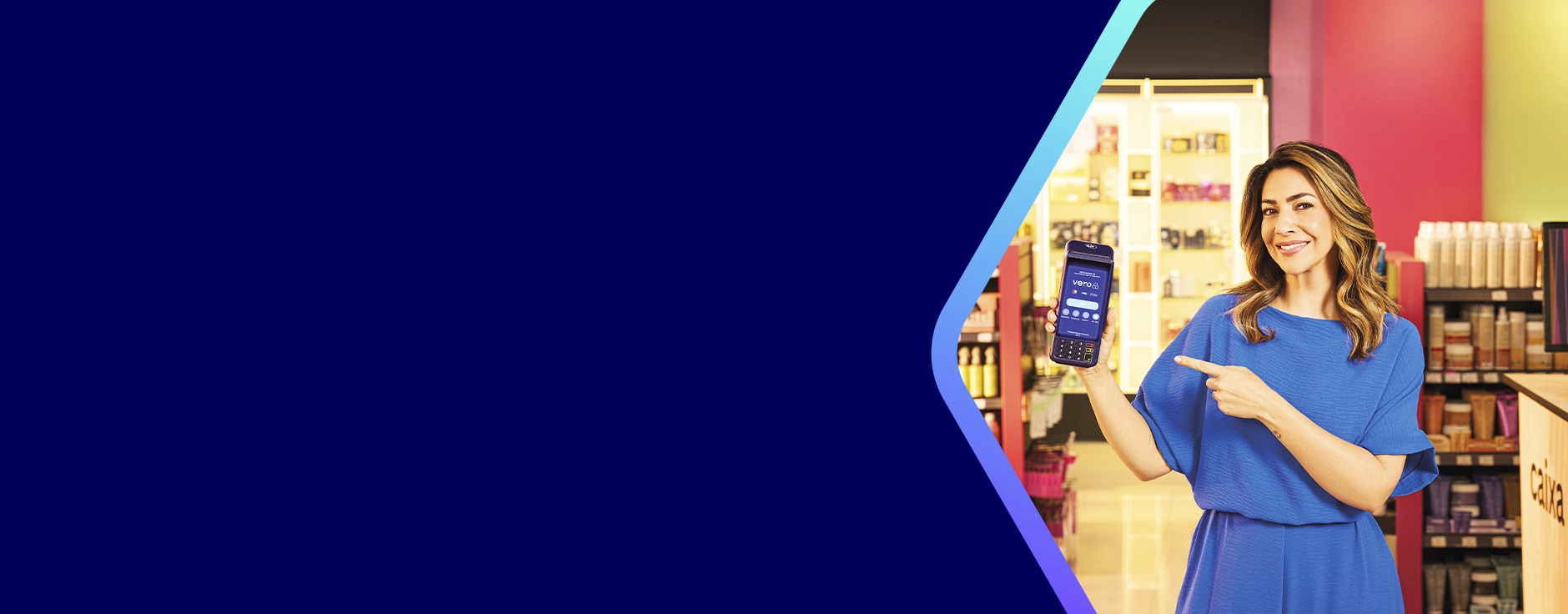 cris silva segurando e apontando para a maquininha vero